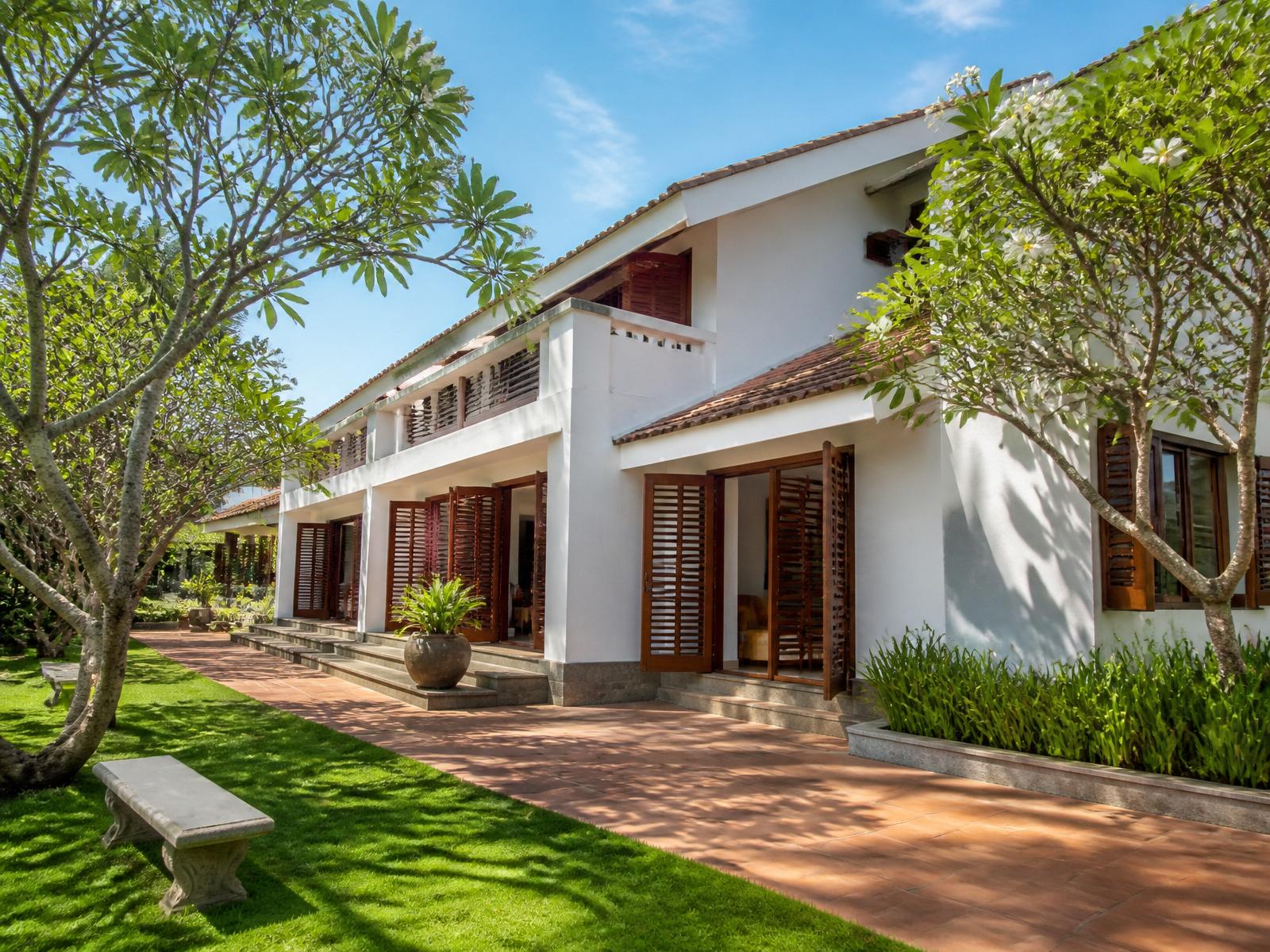 Agent handing over golden keys to a client in a luxury home